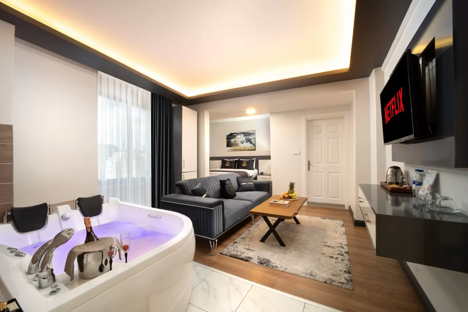 Jakuzili Executive Suit
