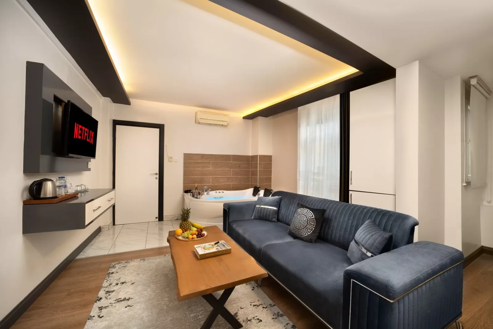 Jakuzili Executive Suit