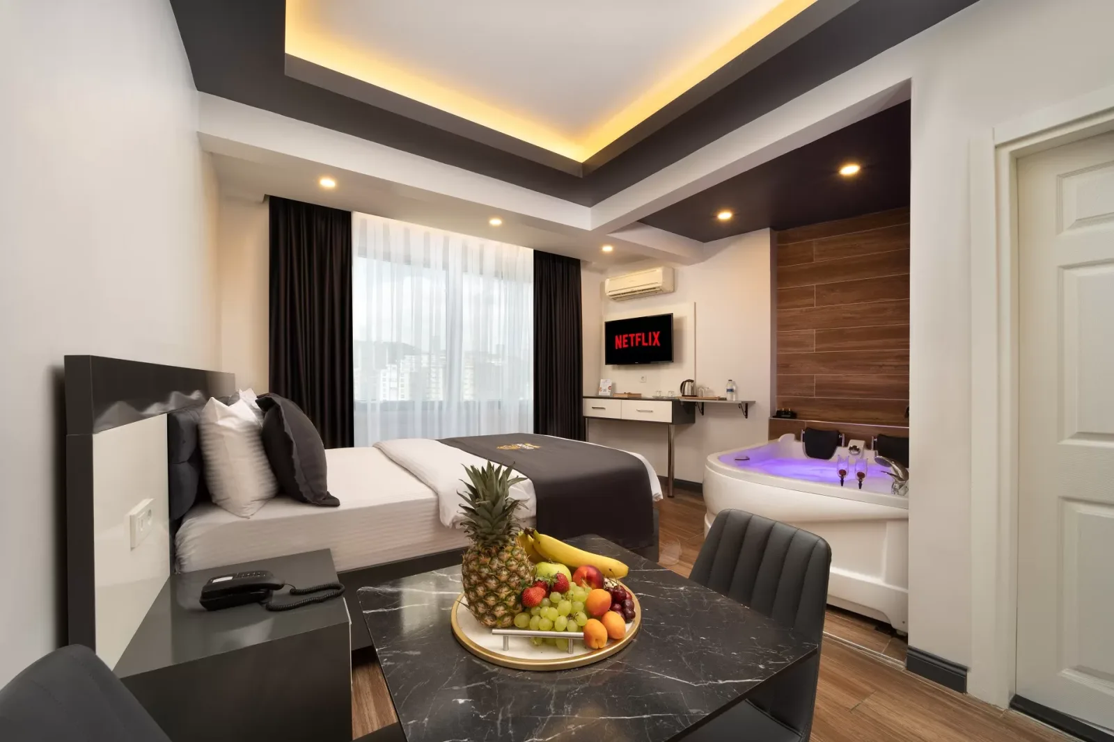 Jacuzzi Deluxe Suite